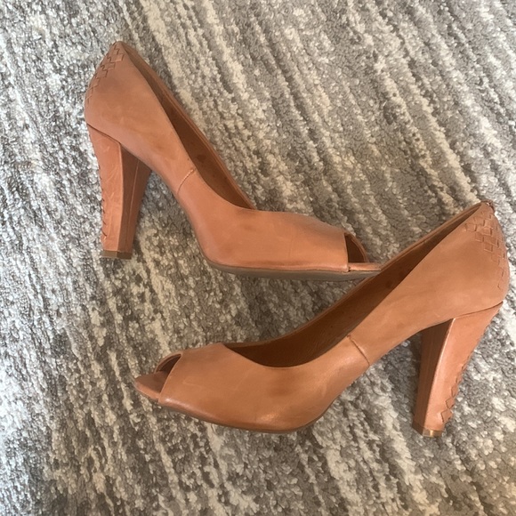 Elliot Lucca tan heels - Picture 6 of 7